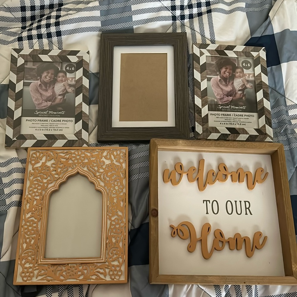 Selling FOUR photo frame+ 1 Home Sign